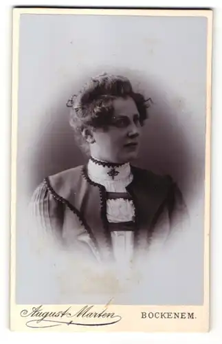 Fotografie August Marten, Bockenem, Portrait junge Frau mit zeitgenöss. Frisur