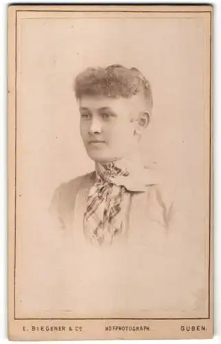 Fotografie E. Biegener & Co., Guben, Portrait junge Frau mit zusammengebundenem Haar