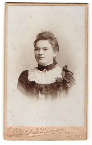 Fotografie Liebert, Holzminden & Bad Driburg, Portrait junge Frau mit zusammengebundenem Haar