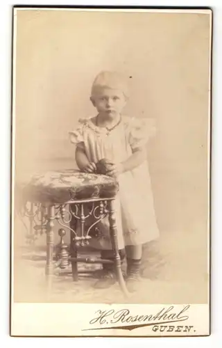 Fotografie H. Rosenthal, Guben, Portrait Kleinkind in Kleidchen