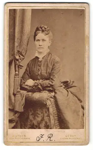 Fotografie A. Stock, Guben, Portrait Dame mit zeitgenöss. Frisur
