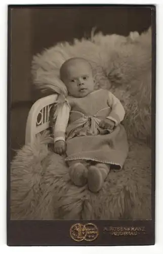 Fotografie A. Rosenkranz, Heidenau, Portrait Säugling in zeitgenöss. Kleidung