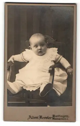 Fotografie Albert Kessler, Hattingen, Portrait Säugling in Kleidchen