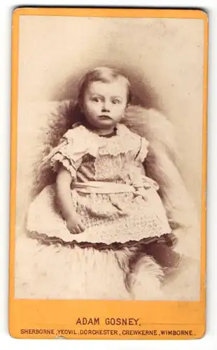 Fotografie Adam Gosney, Sherborne, zuckersüsses kleines Mädchen im geblümten Kleid mit Rüschen