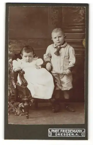 Fotografie Friedemann, Dresden-A., zwei bezaubernd süsse Kinder im Kleidchen und Matrosenanzug