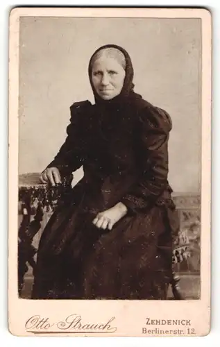 Fotografie Otto Strauch, Zehdenick, charmante ältere Dame im schwarzen Kleid mit Kopftuch