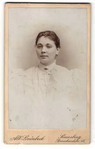 Fotografie A. Grünbeck, Sonneberg i.Th., Junge Dame in weissem Kleid