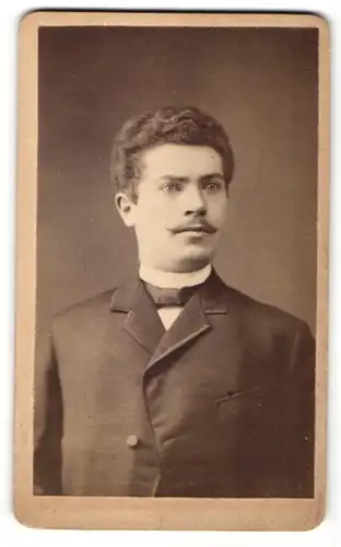 Fotografie H. Nebbien, Oldenburg, Portrait junger Herr in Anzug