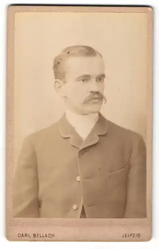 Fotografie Carl Bellach, Leipzig, Portrait junger Mann in Anzug