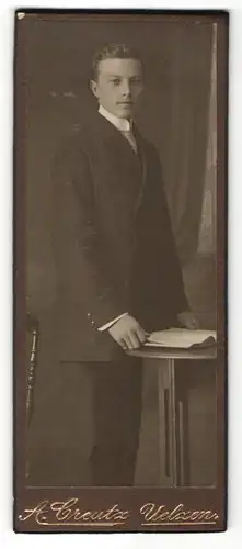 Fotografie A. Creutz, Uelzen, Portrait junger Herr in Anzug