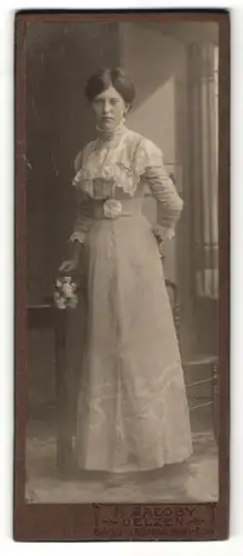 Fotografie H. Jacoby, Uelzen, Portrait bürgerliche junge Dame in Kleid