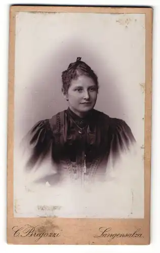 Fotografie C. Bregazzi, Langensalza, Portrait Fräulein mit zusammengebundenem Haar