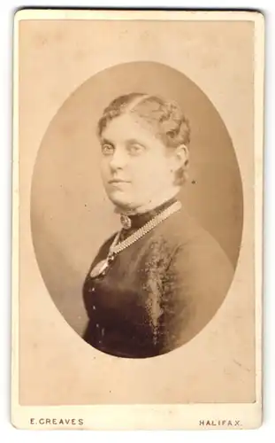 Fotografie E. Greaves, Halifax, Portrait junge Frau mit zusammengebundenem Haar