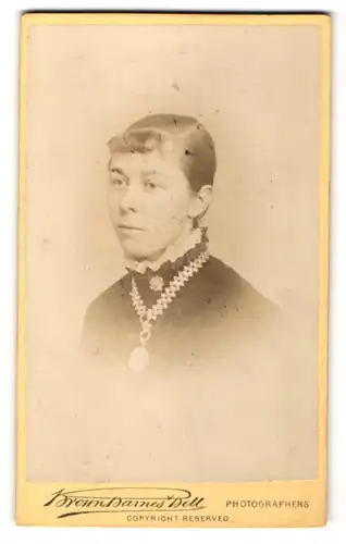 Fotografie Brown, Barnes & Bell, Liverpool, Portrait junge Frau mit zusammengebundenem Haar