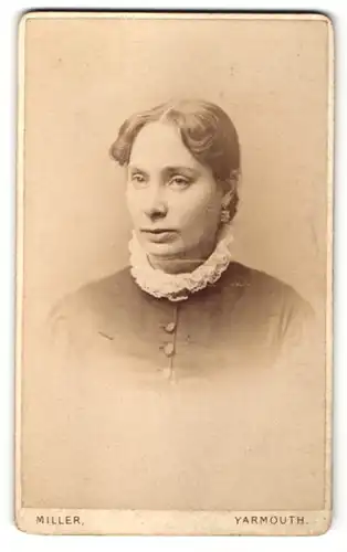 Fotografie Miller, Yarmouth, Portrait junge Dame mit zeitgenöss. Frisur