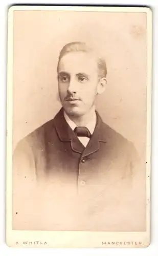 Fotografie A. Whitla, Manchester, Portrait junger Mann mit zurückgekämmtem Haar
