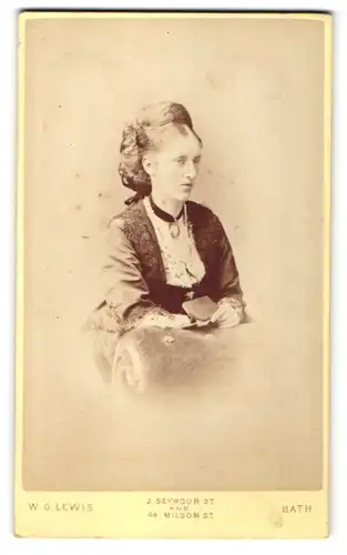 Fotografie W. G. Lewis, Bath, Portrait junge Dame mit aufwendiger Frisur
