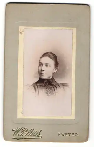 Fotografie W. P. Little, Exeter, Portrait junge Frau mit zusammengebundenem Haar