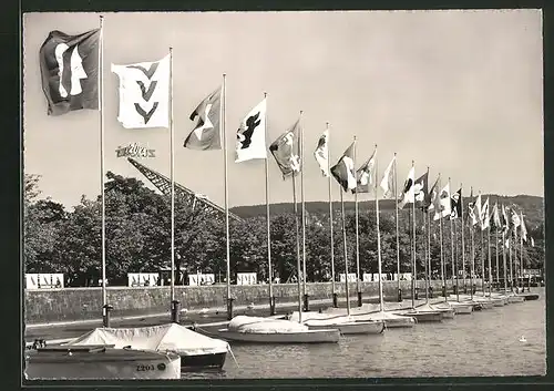 AK Zürich, Züka Kantonale Landwirtschafts- und Gewerbe-Ausstellung 1947, Fahnen am Seeufer