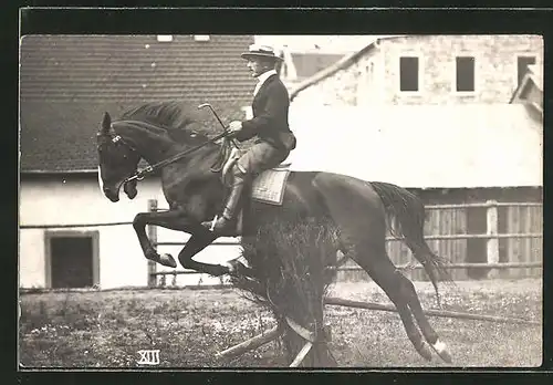 AK Reiter auf seinem Pferd springt über eine Hürde, Pferdesport