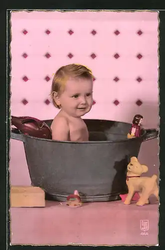 AK Kleinkind mit Spielzeug im Bade
