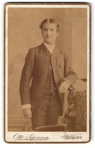 Fotografie Otto Siepmann, Iserlohn, Portrait junger Herr mit Mittelscheitel