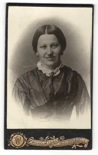 Fotografie Wilhelm Loos, Augustusburg i/E, Portrait Dame in zeitgenöss. Kleidung