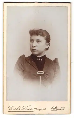 Fotografie Carl Kruse, Burg, Portrait Fräulein mit zusammengebundenem Haar