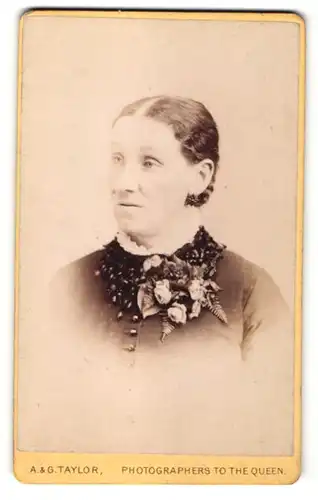 Fotografie A. & G. Taylor, London, Portrait Frau mit zusammengebundenem Haar