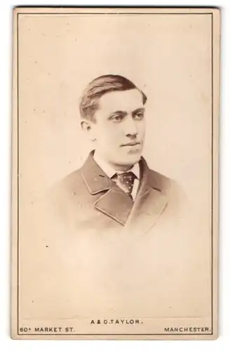 Fotografie A. & G. Taylor, Manchester, Portrait junger Mann in Anzug