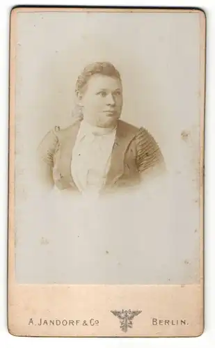 Fotografie A. Jandorf & Co., Berlin, Portrait Frau mit zusammengebundenem Haar