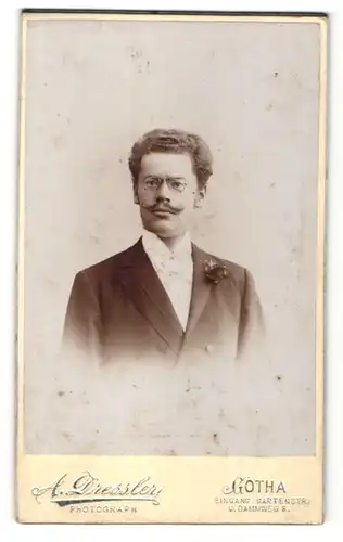 Fotografie A. Dressler, Gotha, Portrait Herr mit zeitgenöss. Frisur mit Zwicker