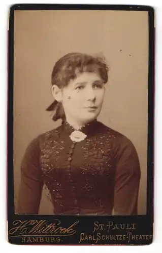 Fotografie H. Wittrock, Hamburg-St. Pauli, Portrait Fräulein mit zusammengebundenem Haar