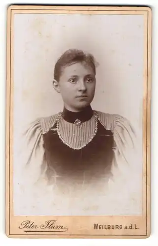 Fotografie Peter Flum, Weilburg a.d.L., Portrait junge Frau mit zusammengebundenem Haar