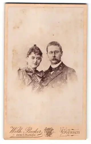 Fotografie Wilh. Becker, Giessen, Portrait junges bürgerliches Paar