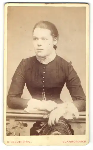 Fotografie H. Osguthorpe, Scarborough, Portrait Fräulein mit zusammengebundenem Haar
