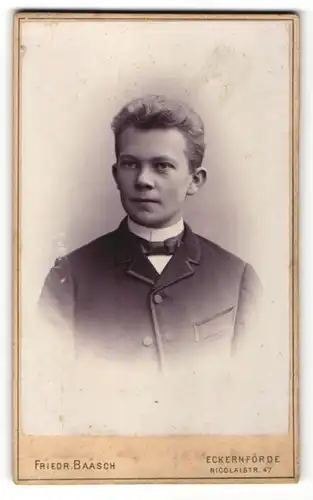 Fotografie Friedr. Baasch, Eckernförde, Portrait junger Mann in Anzug