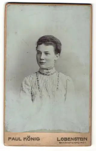 Fotografie Paul König, Lobenstein, Portrait junge Dame mit zusammengebundenem Haar