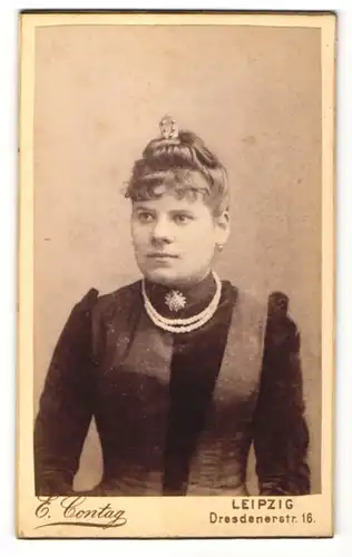 Fotografie E. Contag, Leipzig, Portrait junge Frau mit zusammengebundenem Haar