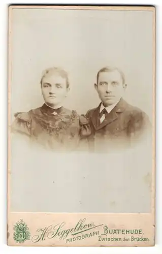 Fotografie H. Siggelkow, Buxtehude, Ehepaar im Portrait