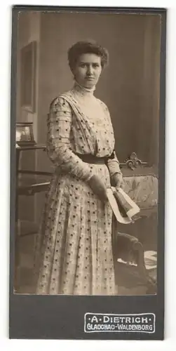 Fotografie A. Dietrich, Glauchau-Waldenburg, Junge Frau in Kleid mit Karomuster