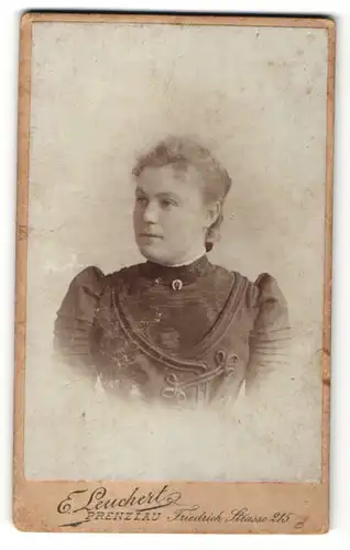 Fotografie E. Leuchert, Prenzlau, Junge Frau in schwarzem Kleid zur Seite gewandt