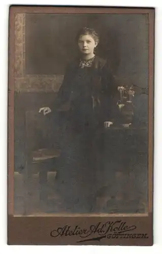 Fotografie Ad. Kolle, Göttingen, Junge Frau in schwarz mit zartem Lächeln