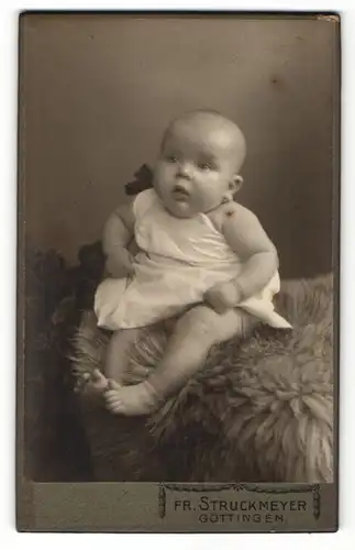 Fotografie Fr. Struckmeyer, Göttingen, Portrait Säugling in Leibchen