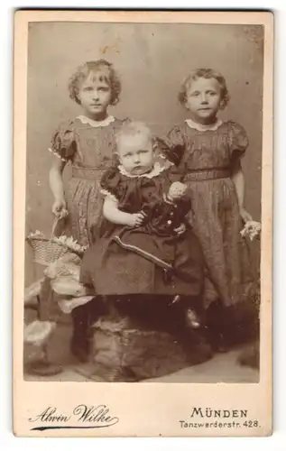 Fotografie Alwin Wilke, Münden, Portrait drei kleine Mädchen, Zwillinge?