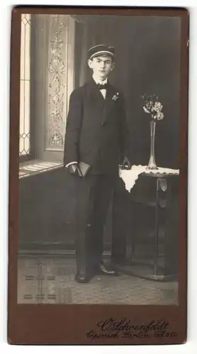 Fotografie O. Schoenfeldt, Berlin-Cöpenick, Portrait Knabe in feierlicher Garderobe