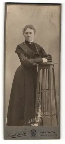 Fotografie Emil Walter, Güstrow, Portrait Dame in zeitgenöss. Kleidung