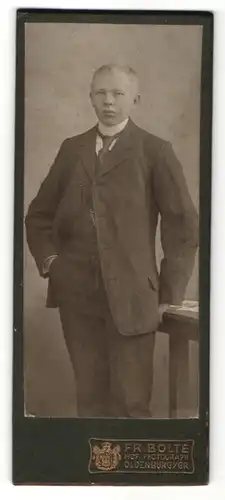 Fotografie Fr. Bolte, Oldenburg i/Gr, Portrait halbwüchsiger Knabe in Anzug