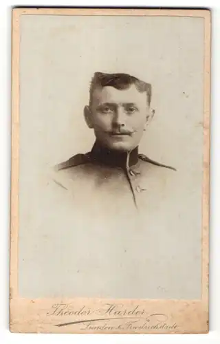 Fotografie Theodor Harder, Lunden & Friedrichstadt, Portrait Soldat mit zeitgenöss. Frisur