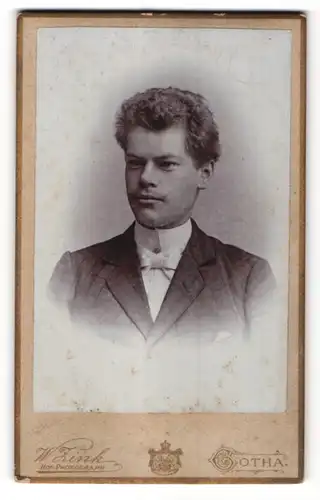 Fotografie W. Zink, Gotha, Portrait junger Herr mit zeitgenöss. Frisur